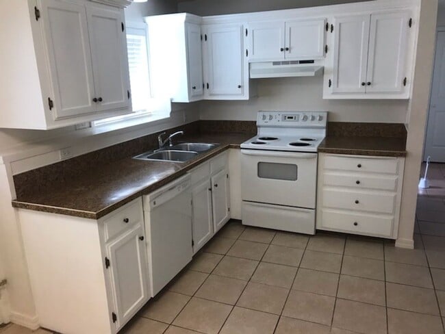 Building Photo - 2 bed, 1 bath unit with 2 car garage in Idaho Falls! CALL TYE 208-313-6062 WITH ANY QUESTIONS