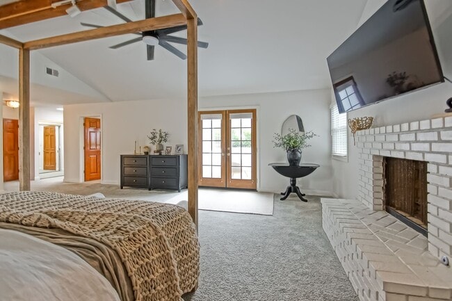 Building Photo - CHARMING & SPACIOUS, 5BR3.5BA HOME W/ PRIVATE YARD, BALCONY & SPRAWLING LIVING SPACE NEXT TO SAND...