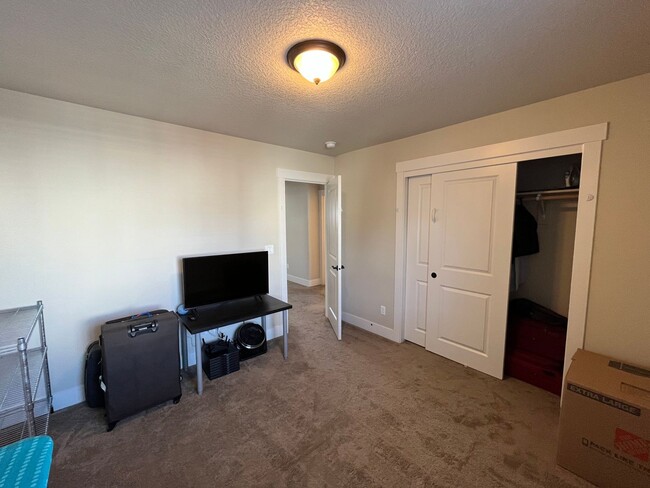 Building Photo - Lovely 3 Bed + 2.5 Bath in Bethany Creek F...