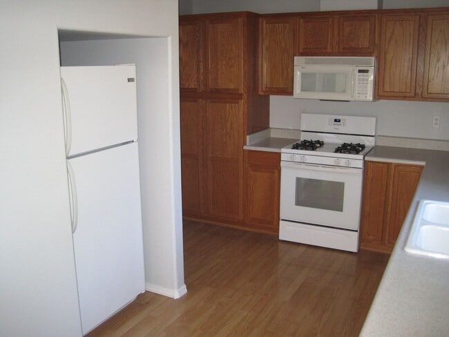 Building Photo - Beautiful Town Home for Rent