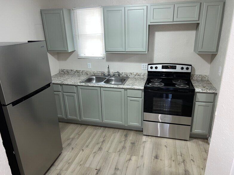 Building Photo - 4305 Bessie Cir W