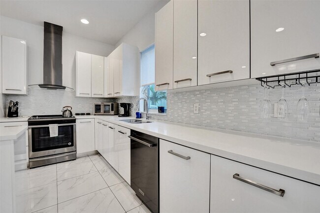 Building Photo - 1371 N Ocean Blvd