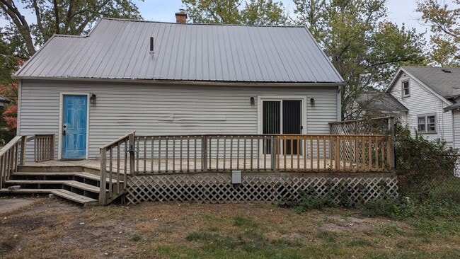 Building Photo - 945 W Summit Ave