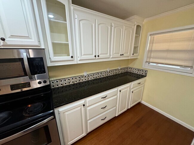 Building Photo - Stunning home located near Frank Higginbot...