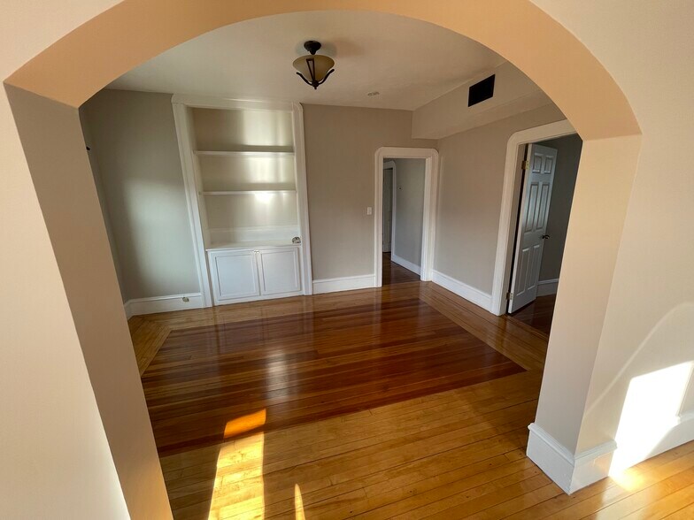 Building Photo - 216 Hope St