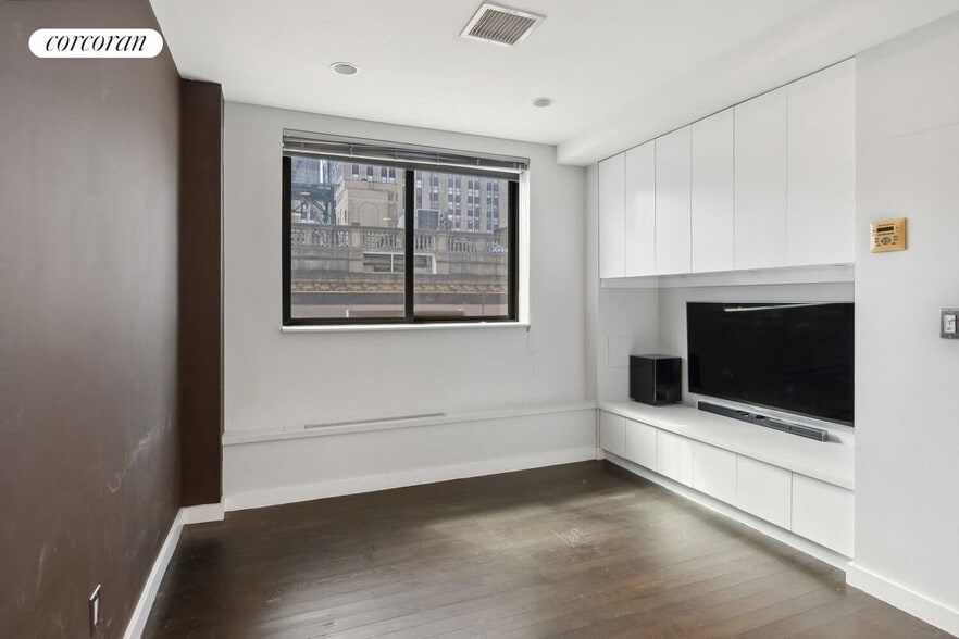 Building Photo - 372 5th Ave