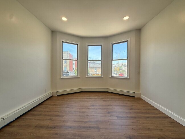 Building Photo - 892 Broadway