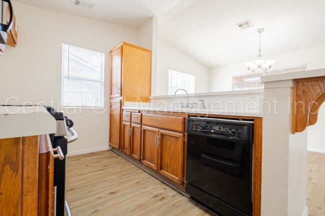 Building Photo - 3 Bedroom, 2 Bath Home - $2100 per month!