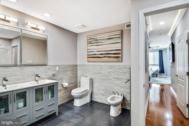 Building Photo - 1945 Watkins St