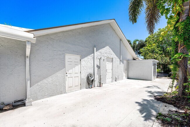 Building Photo - 1402 Cormorant Rd