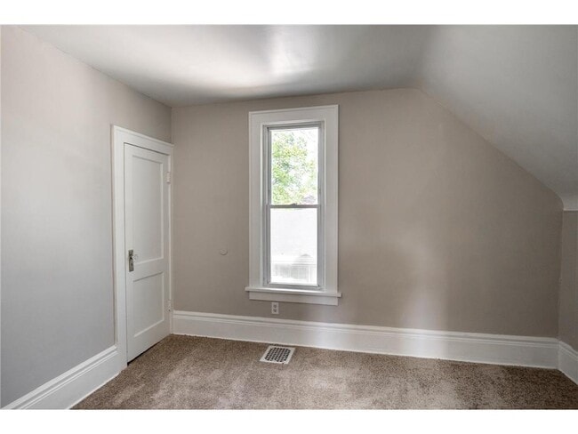 Building Photo - 188 Wyoming St E