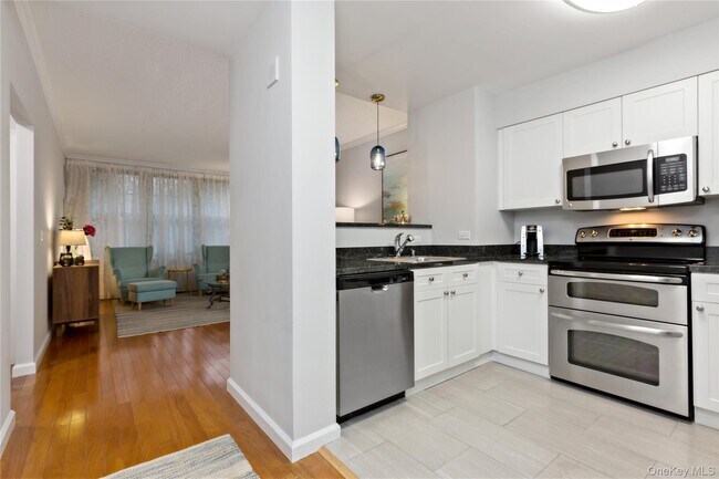 Building Photo - 300 Mamaroneck Ave