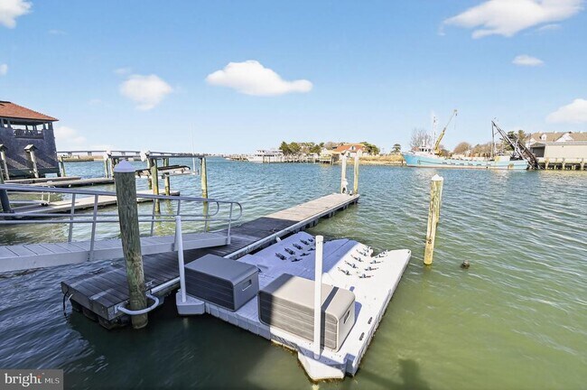 Building Photo - 739 N Massachusetts Ave