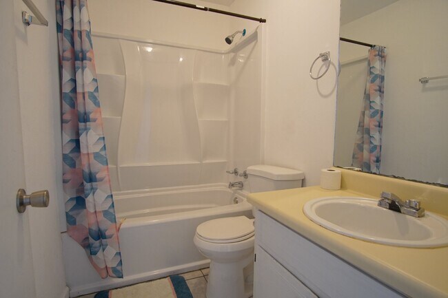 Building Photo - 2 bed 1.5 bath Townhome in West Pensacola~...