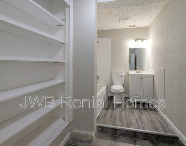 Building Photo - 7762 Lake Park Dr