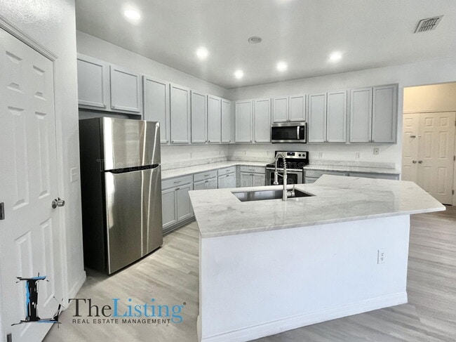 Building Photo - 613 Alfani St