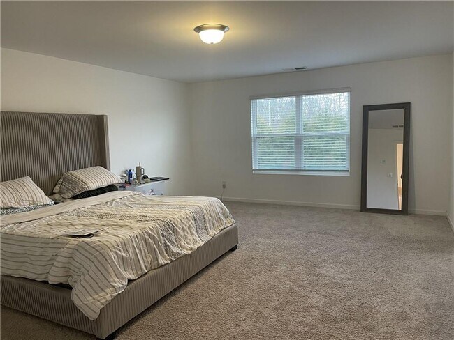 Building Photo - 5765 Thornton Dr