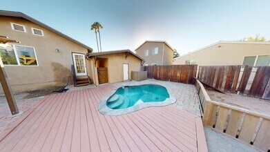 Building Photo - 4BD/3BA, Pool!! BIG house, 1800sqft!!