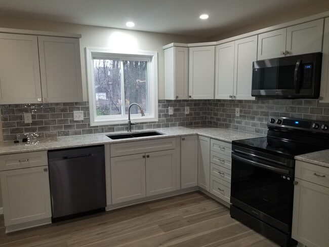 Building Photo - Gorgeous, Fully Upgraded/Renovated from to...