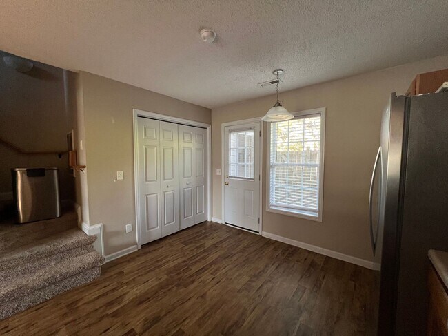 Building Photo - 216 Palace Cir