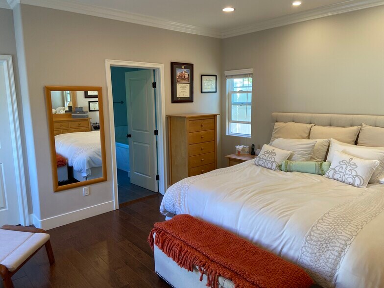 Building Photo - 4470 Stansbury Ave