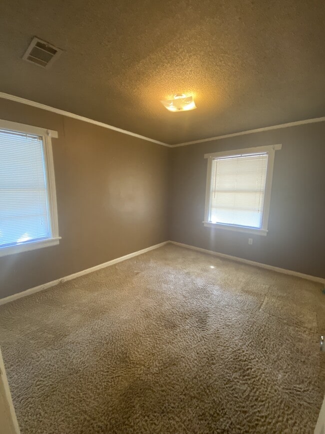 Building Photo - 1716 Lilac Cir