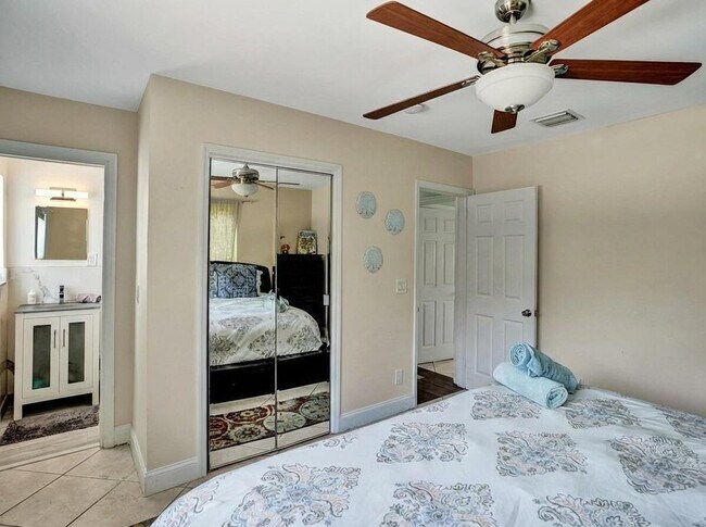 Building Photo - 2099 NE 4th Ct