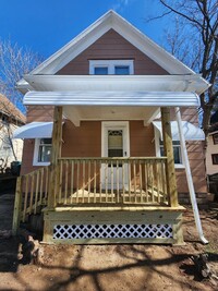 Building Photo - Two Bedroom Single Family Home!