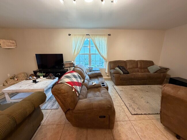 Building Photo - 138 Adams St