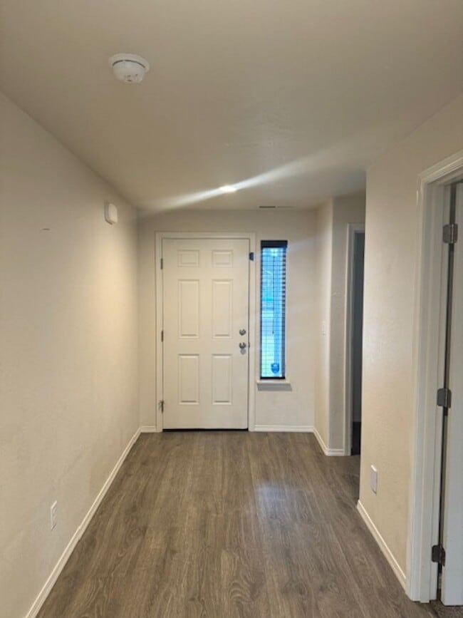 Building Photo - LIGHT FILLED OPEN LAYOUT SINGLE LEVEL HOME