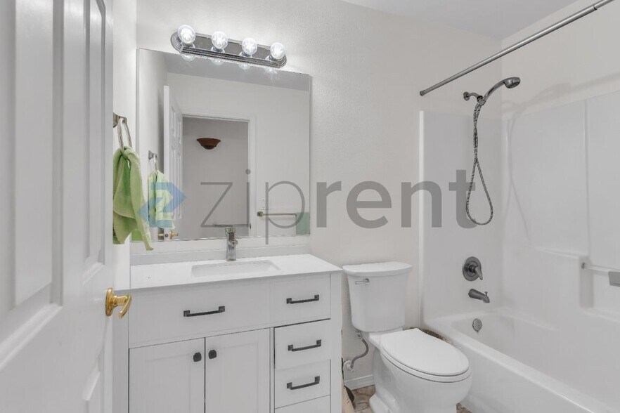 Building Photo - 9904 NE 27th Ct