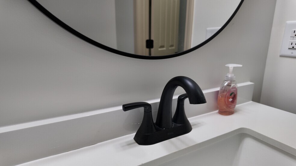 Building Photo - 1521 Anthony Dr