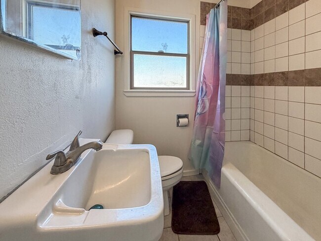 Building Photo - 1104 N Carrizo St