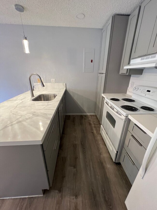 Building Photo - Upstairs Corner Unit 1 Bedroom/1 Bath Town...