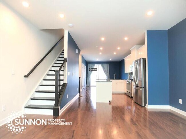 Building Photo - Beautiful 4 Story Townhome in South Charlotte!