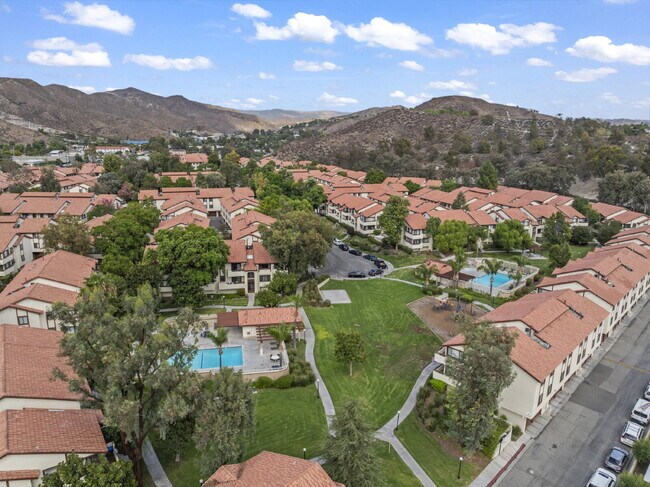 Building Photo - "Charming 2-Bed, 2-Bath Condo Retreat in S...
