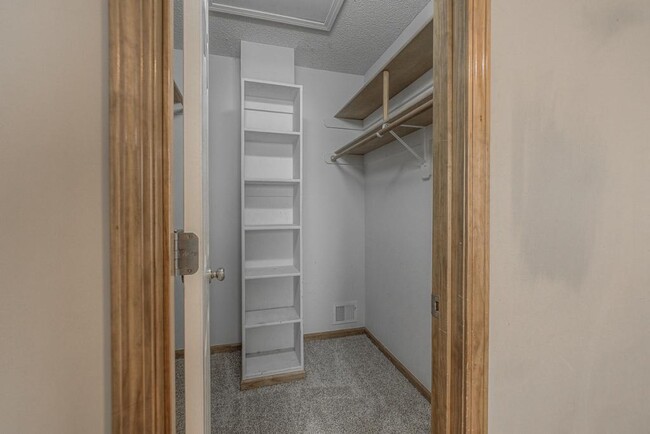 Building Photo - 612 NE Topaz Dr