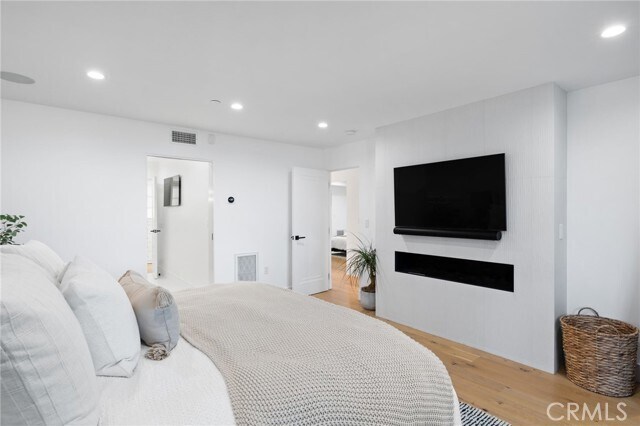 Building Photo - 807 N Paulina Ave