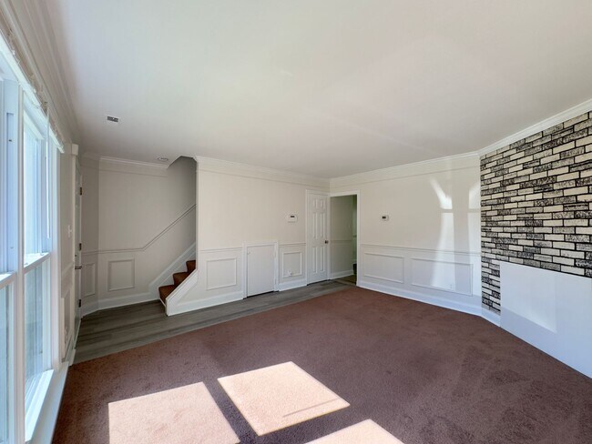 Building Photo - Charming 3Bed/1.5Bath Townhome in Rosedale