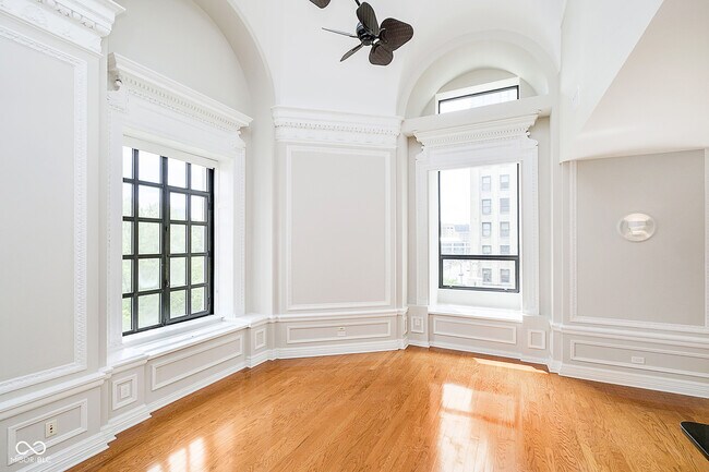 Building Photo - 350 N Meridian St