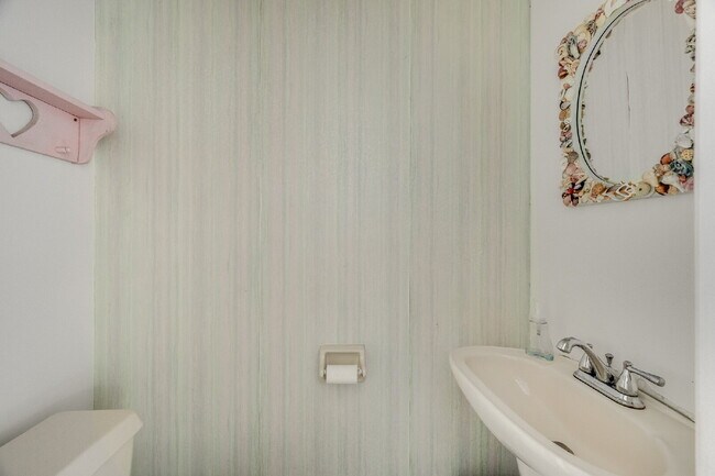 Building Photo - 4BR/2.5BA in gorgeous Melbourne Beach!