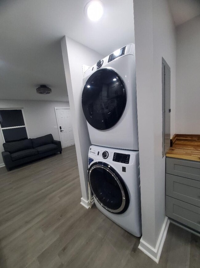 Building Photo - 290 Quick St