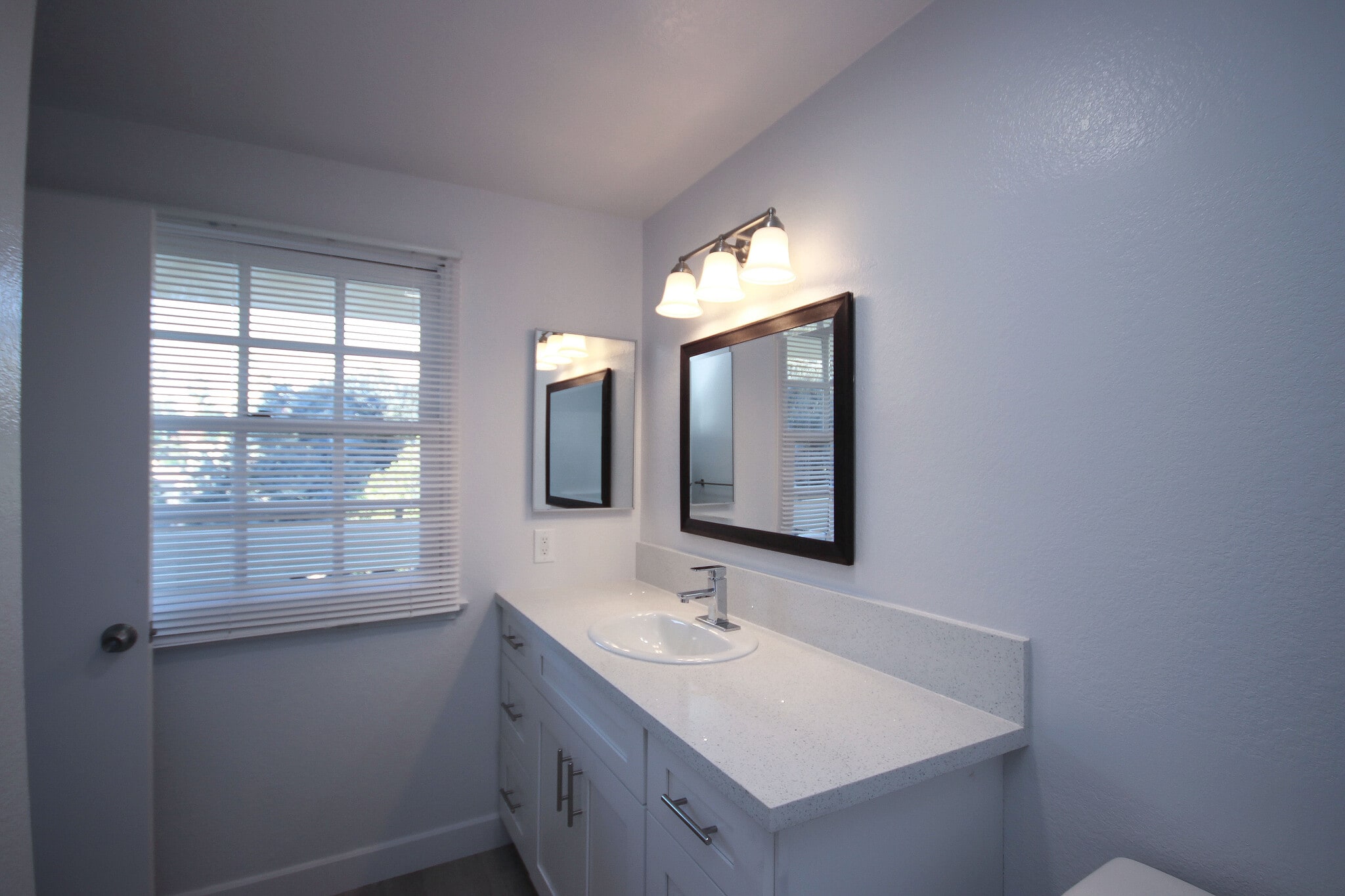 Building Photo - 156 S Oak Knoll Ave