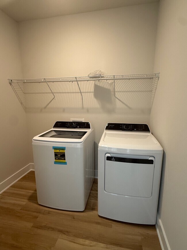 Building Photo - 676 Overland Dr