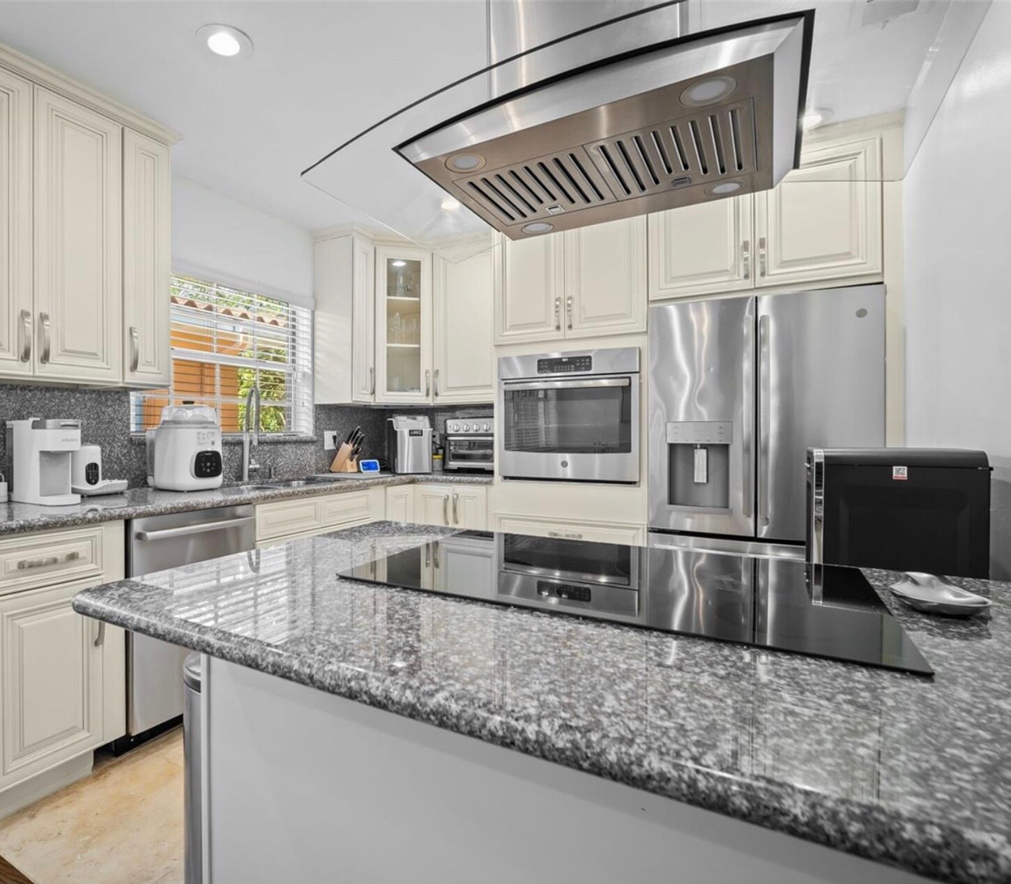 Building Photo - 300 Manor Pl