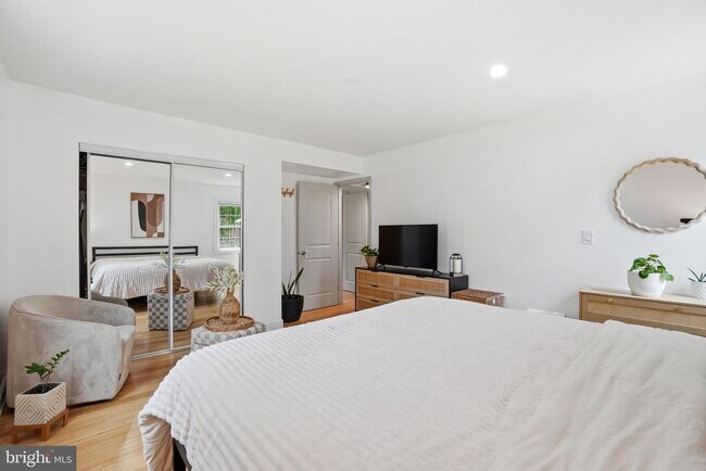 Building Photo - 510 Moat Way