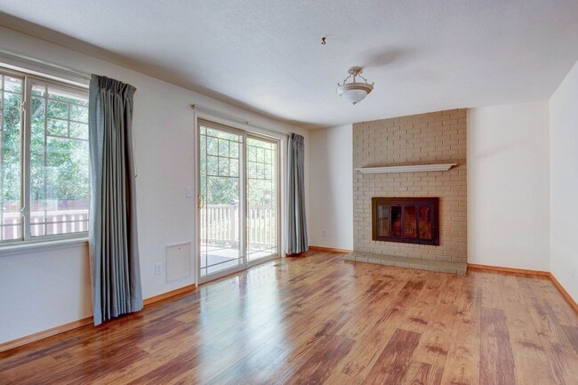 Building Photo - 3 Bed 2 Bath Home