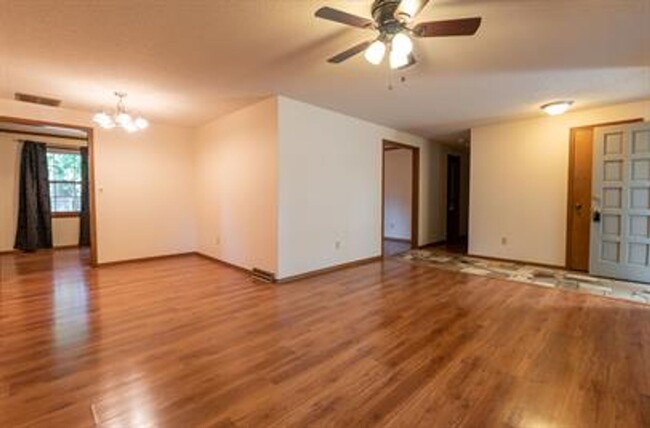 Building Photo - 3 Bedroom, 2.5 Bathroom, 2 Car Garage Home...