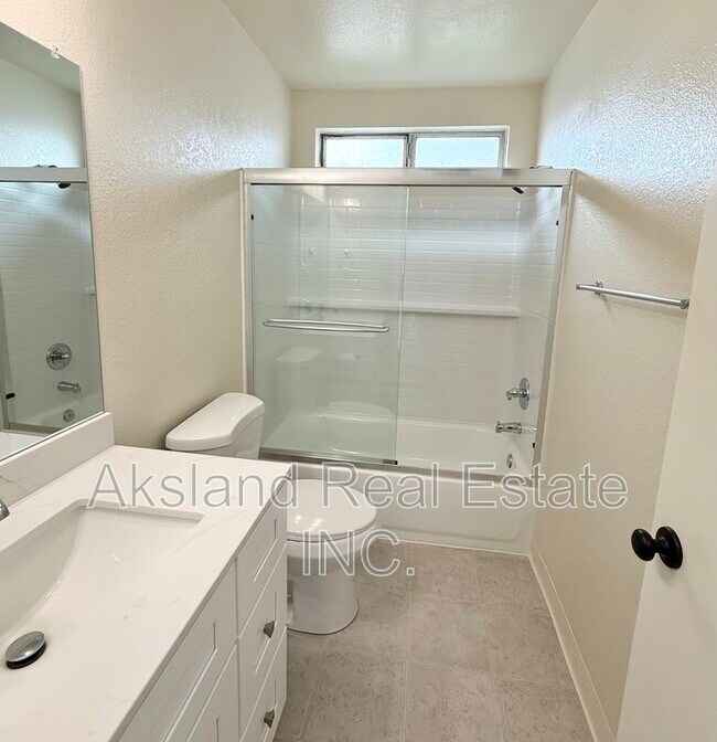 Building Photo - 200 Northwoods Ave