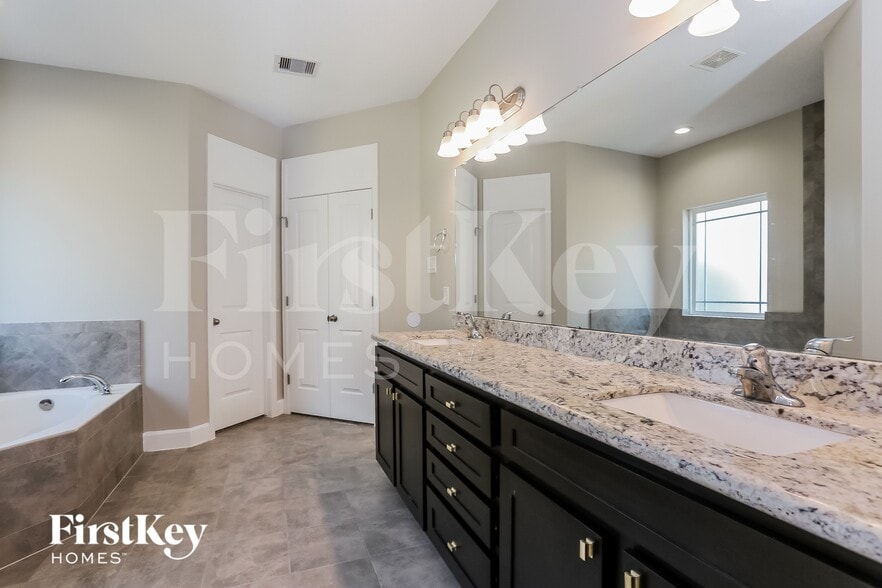 Building Photo - 9923 Oaklawn Dr